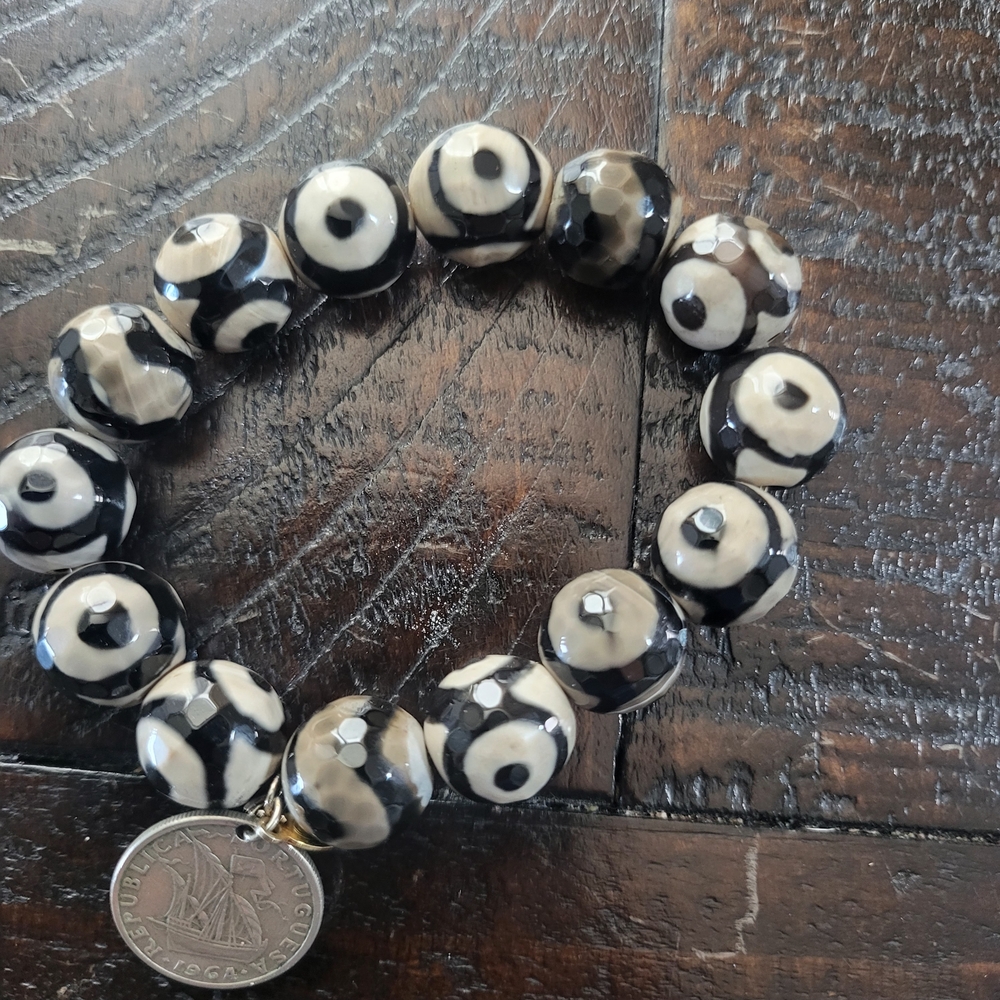 Chic Black and Cream Beaded Bracelet